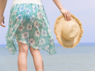 自らチンポを挿入するエッチな人妻